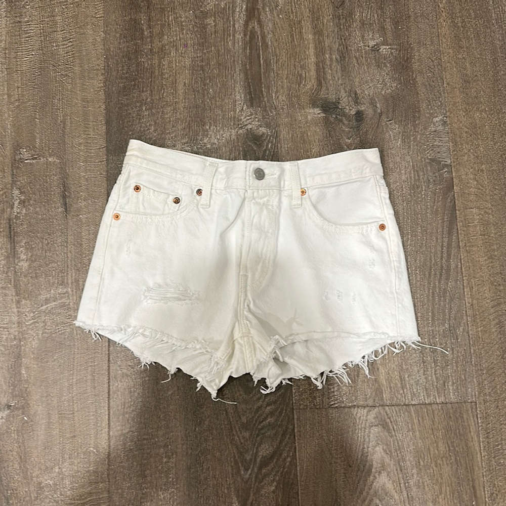 White Levi’s Jean Shorts